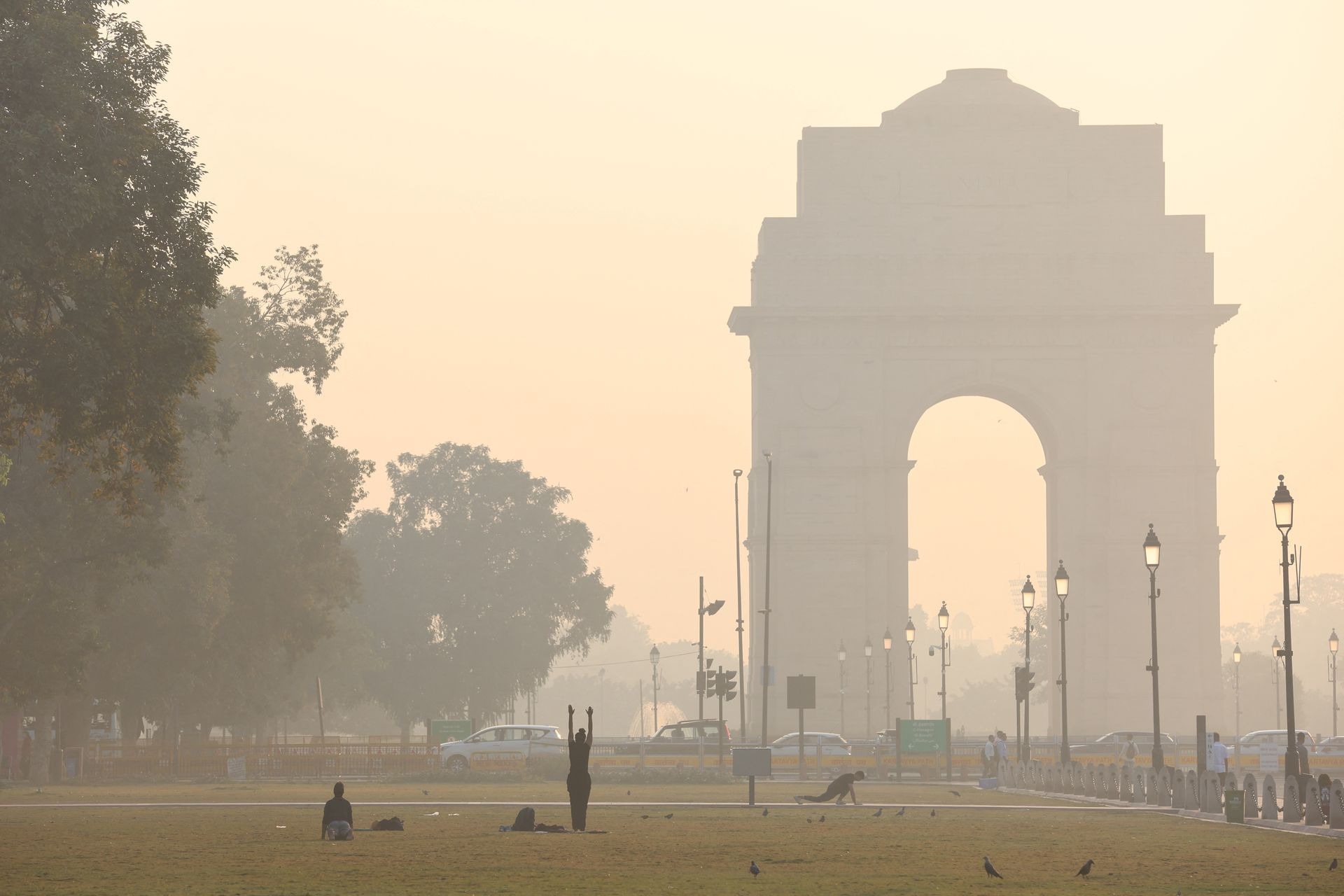 Siêu đô thị ô nhiễm nhất thế giới lại chìm trong sương mù, khói bụi  - Ảnh 2.