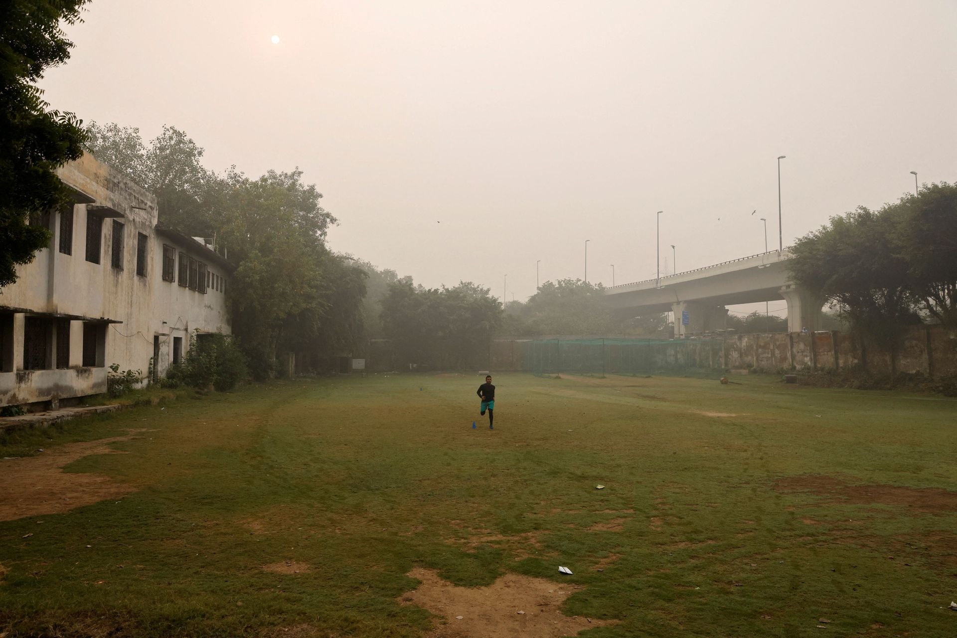 Siêu đô thị ô nhiễm nhất thế giới lại chìm trong sương mù, khói bụi  - Ảnh 4.