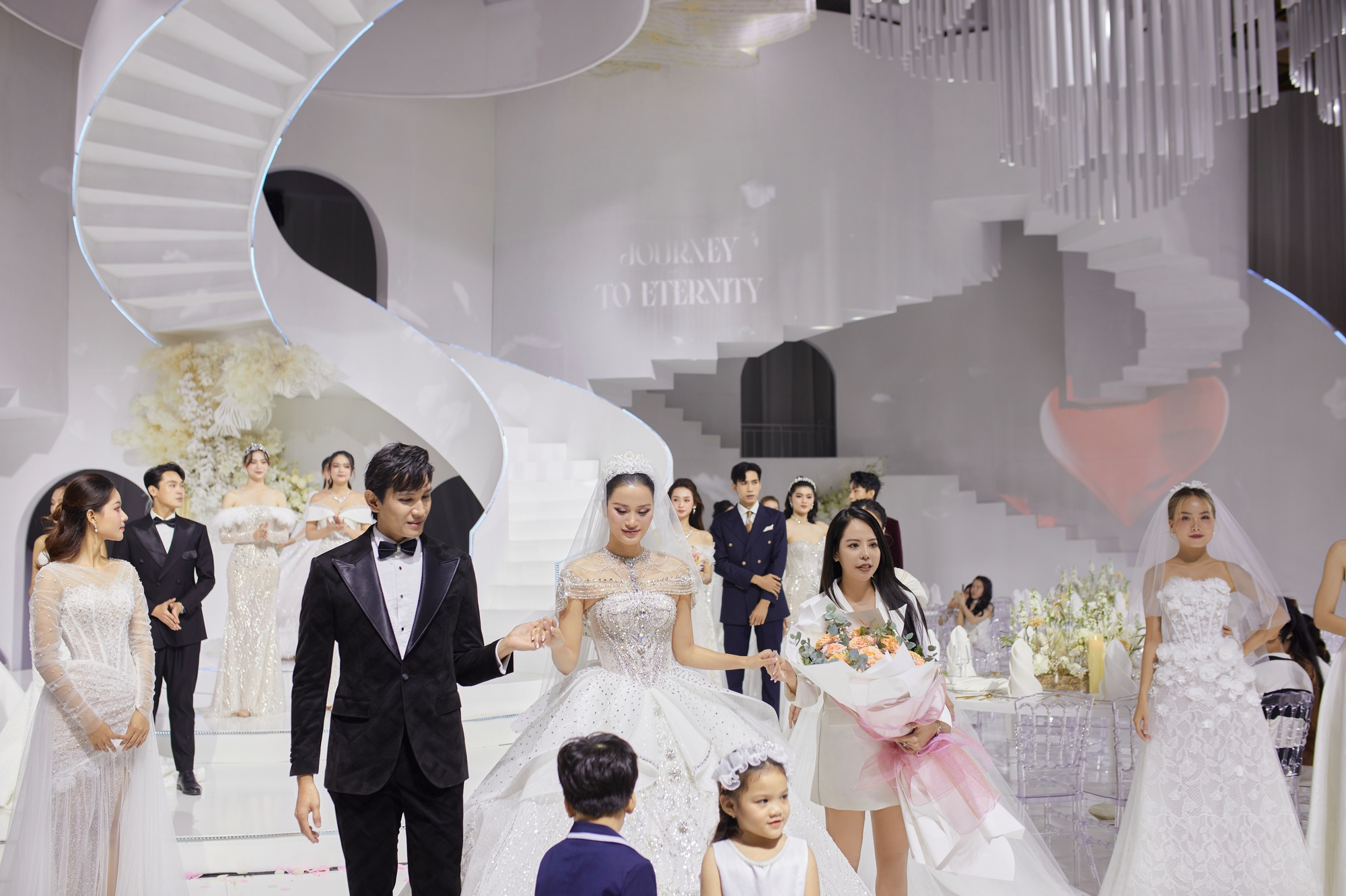 Á hậu Hương Ly cùng dàn người đẹp lộng lẫy trên sàn diễn thời trang áo cưới - Ảnh 1.