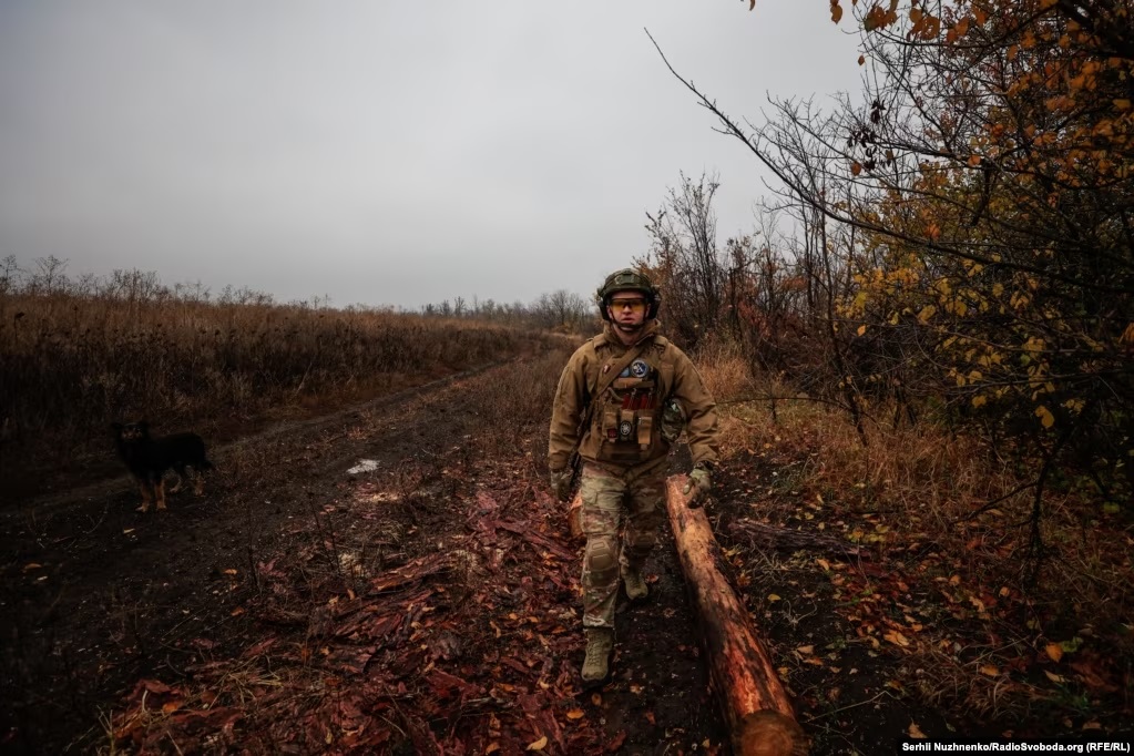 Bùn, chuột và sự thống khổ, quân Ukraine chuẩn bị cho mùa đông khốc liệt trong chiến hào - Ảnh 6.