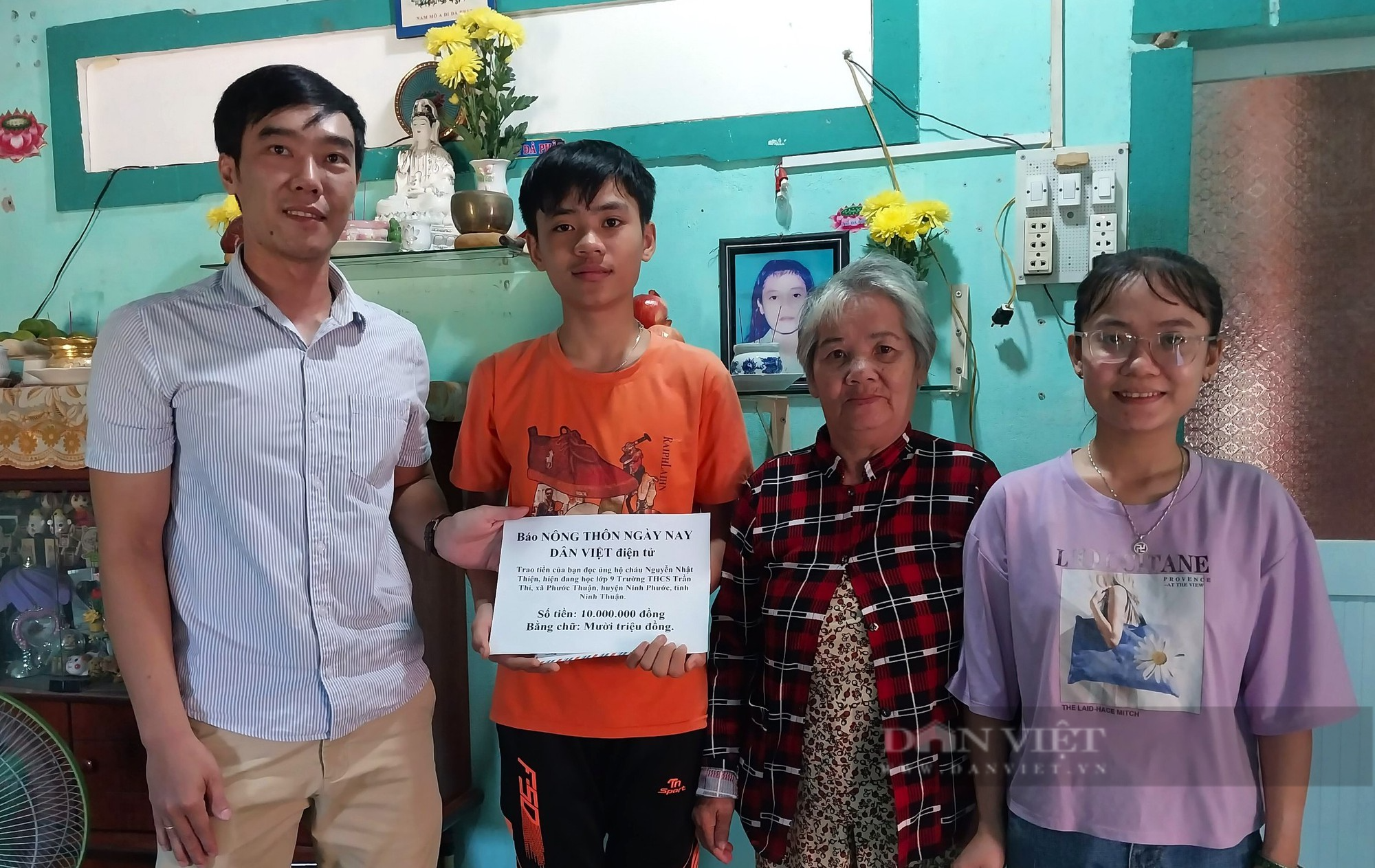 Báo Nông Thôn Ngày Nay/ điện tử Dân Việt tặng quà cho học sinh nghèo học giỏi ở Ninh Thuận - Ảnh 1.