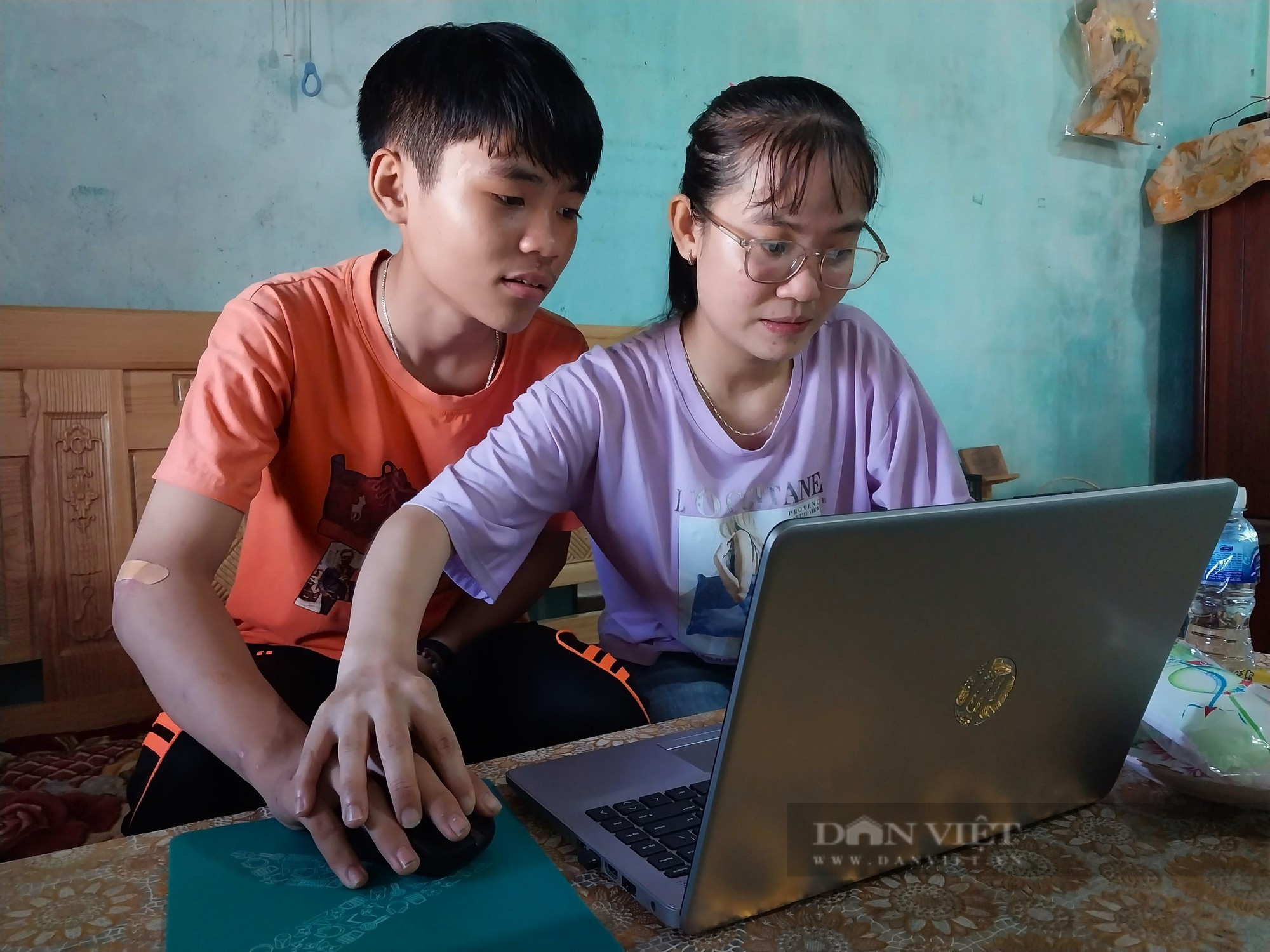 Báo Nông Thôn Ngày Nay/ điện tử Dân Việt tặng quà cho học sinh nghèo học giỏi ở Ninh Thuận - Ảnh 3.