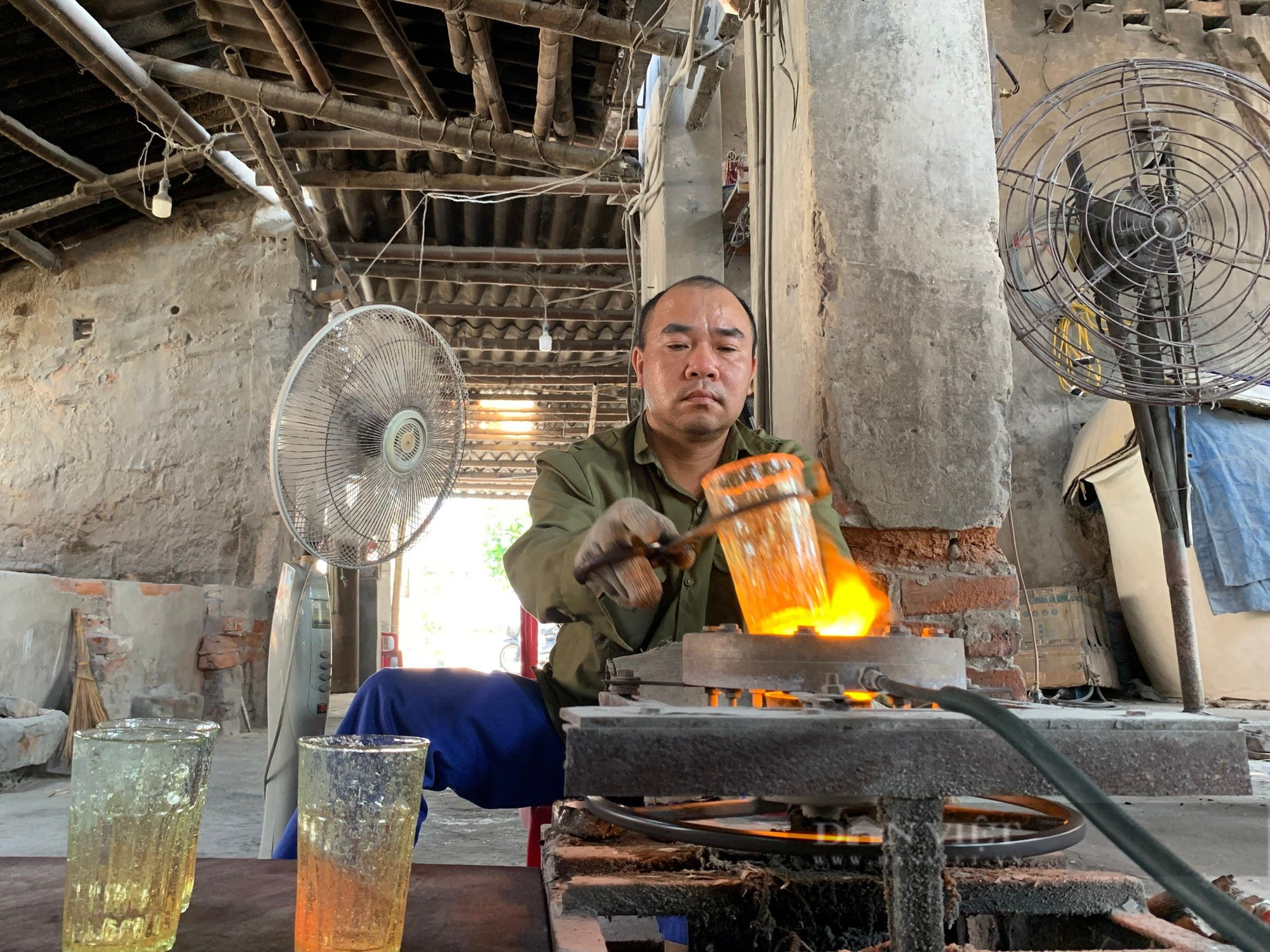 Làng nghề sản xuất cốc thủy tinh uống bia hơi độc quyền ở Nam Định - Ảnh 9.