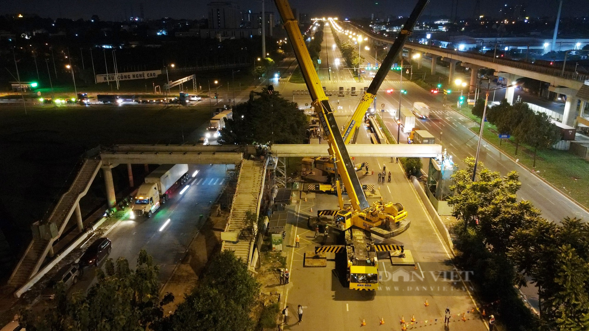 Cầu bộ hành đầu tiên của tuyến metro số 1 sắp hoàn thành - Ảnh 1.