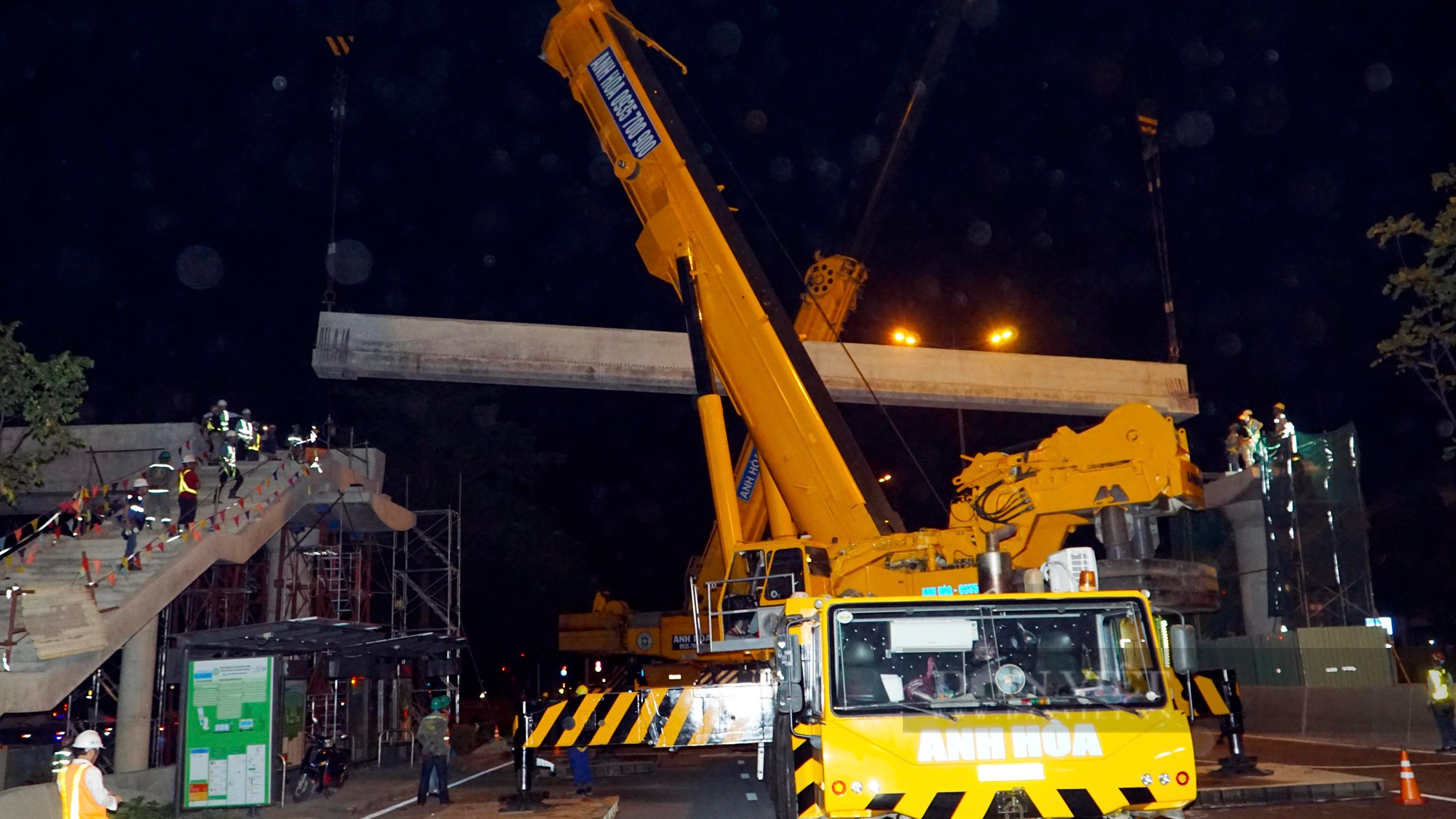 Cầu bộ hành đầu tiên của tuyến metro số 1 sắp hoàn thành - Ảnh 9.