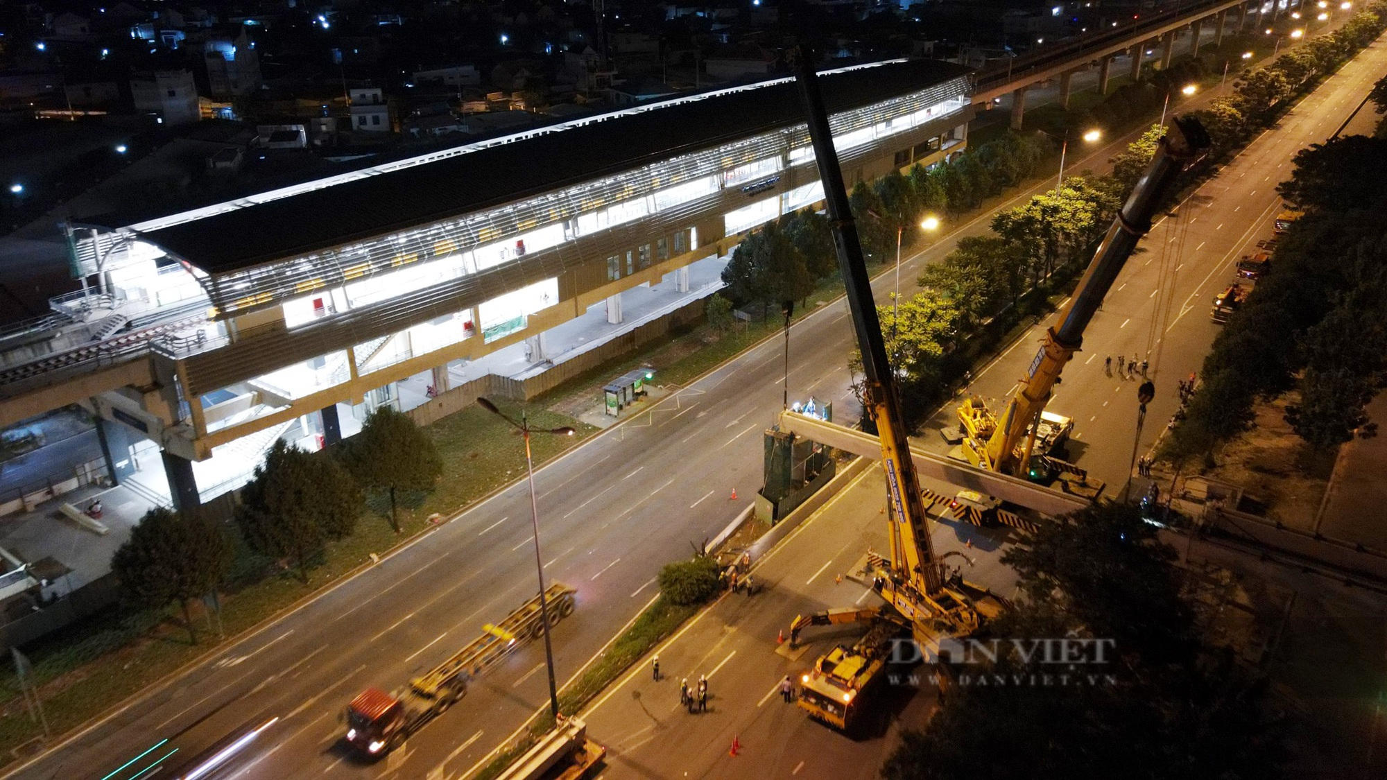 Cầu bộ hành đầu tiên của tuyến metro số 1 sắp hoàn thành - Ảnh 10.