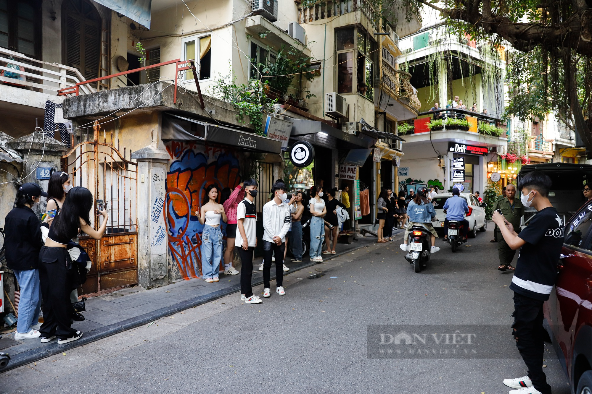 Giới trẻ TPHCM đi hàng nghìn Km ra Hà Nội chỉ để check-in bên cạnh 1 bức tường  - Ảnh 1.