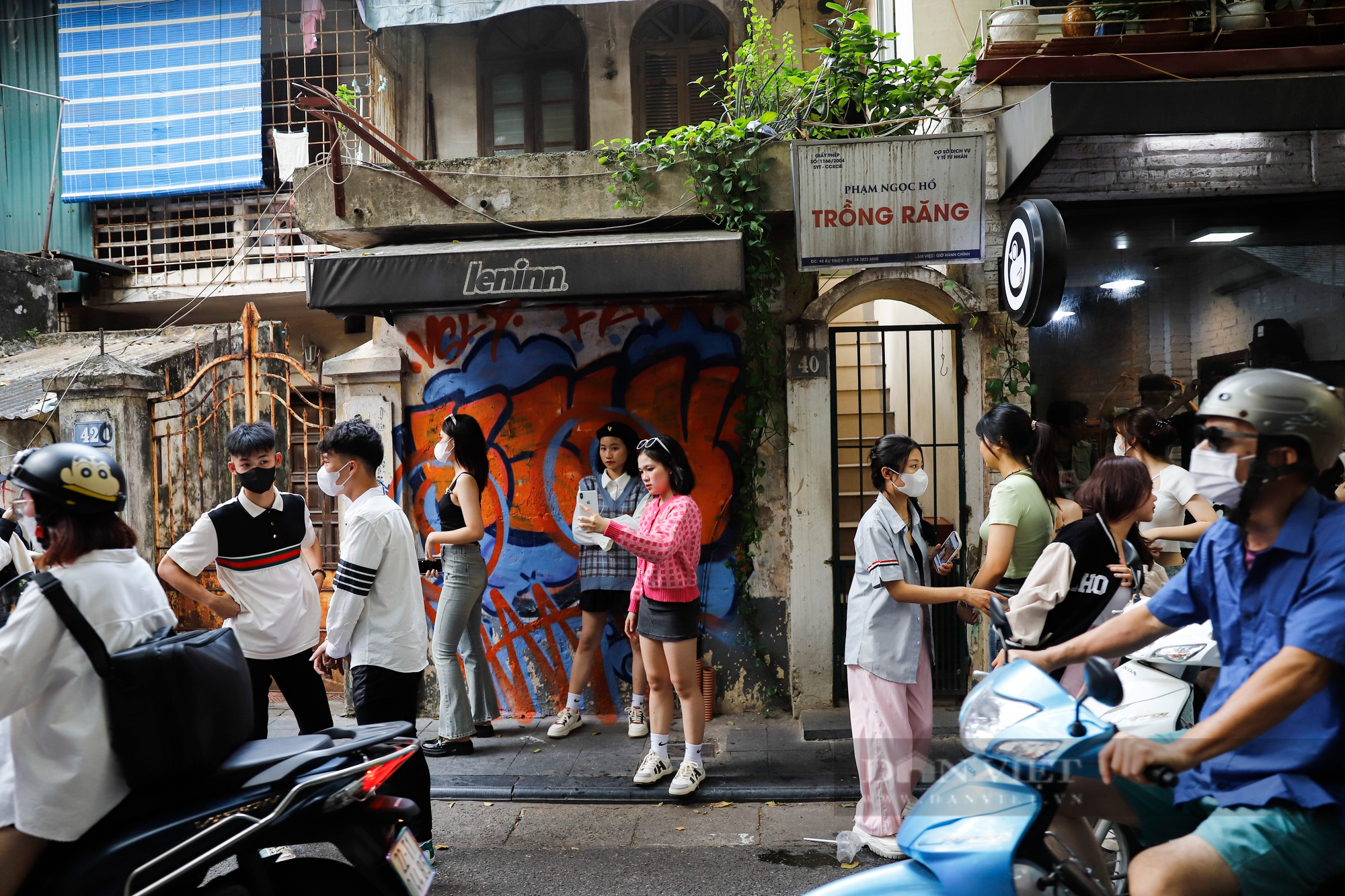 Giới trẻ TPHCM đi hàng nghìn Km ra Hà Nội chỉ để check-in bên cạnh 1 bức tường  - Ảnh 3.