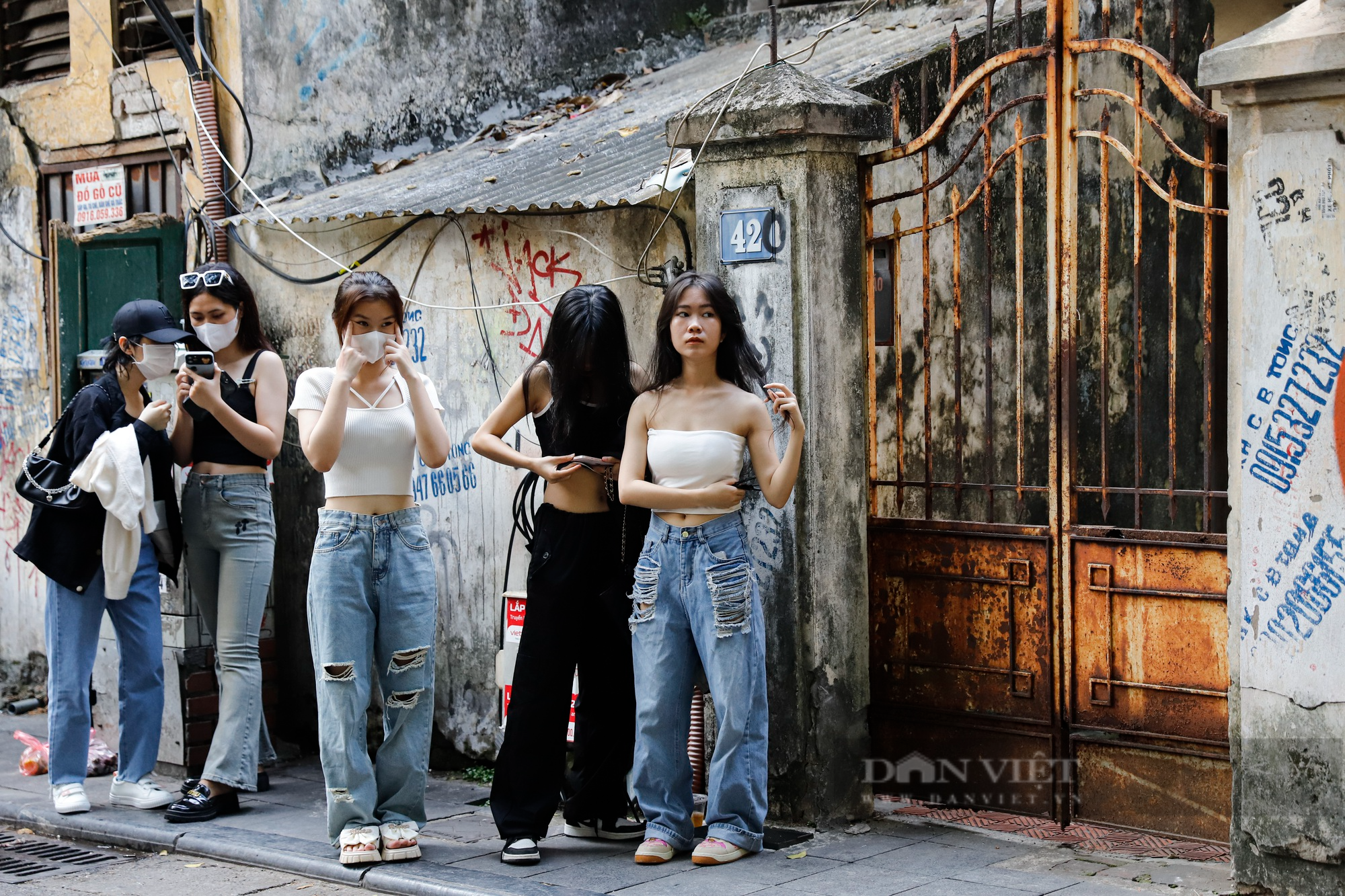 Giới trẻ TPHCM đi hàng nghìn Km ra Hà Nội chỉ để check-in bên cạnh 1 bức tường  - Ảnh 4.