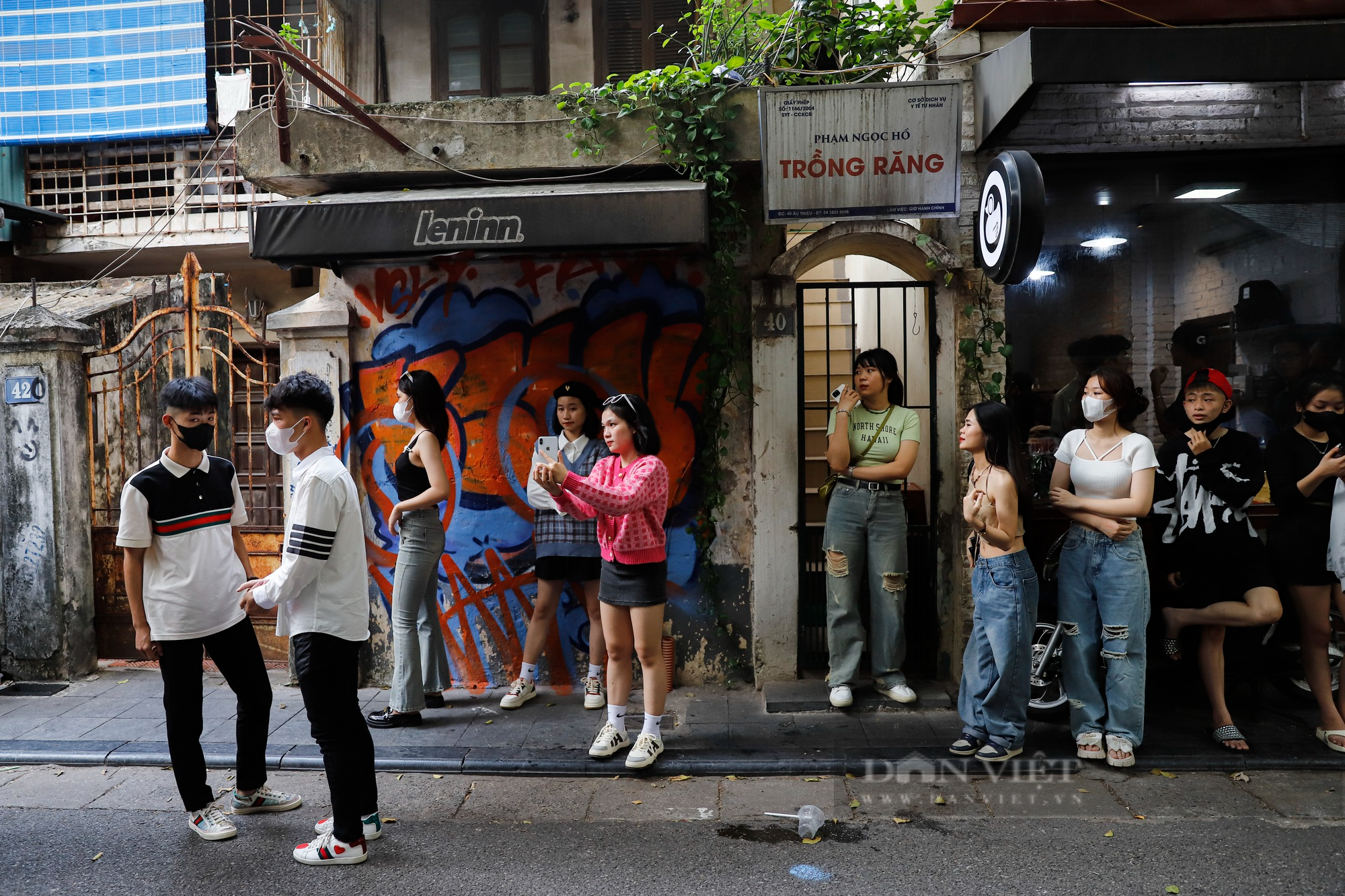 Giới trẻ TPHCM đi hàng nghìn Km ra Hà Nội chỉ để check-in bên cạnh 1 bức tường  - Ảnh 9.