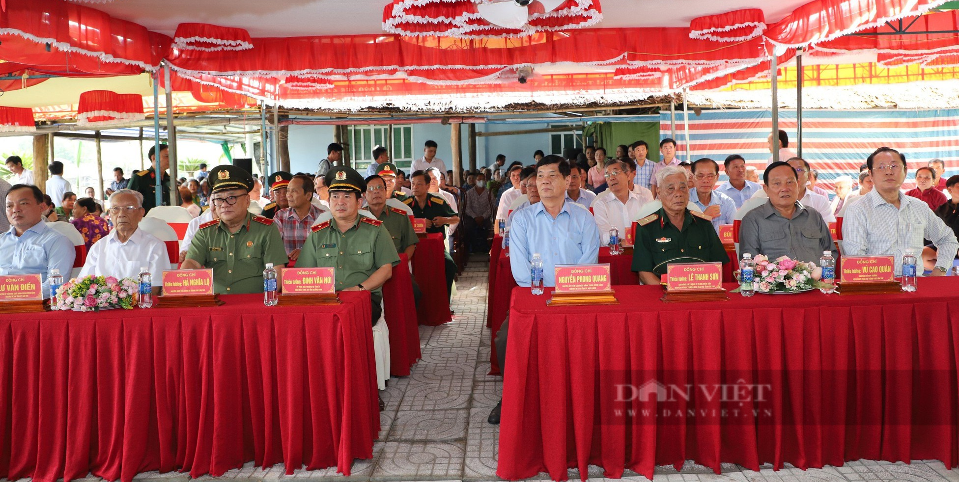 Thiếu tướng Đinh Văn Nơi, Giám đốc Công an Quảng Ninh vận động tặng đường nông thôn gần 10 tỷ đồng tại Hậu Giang - Ảnh 1.