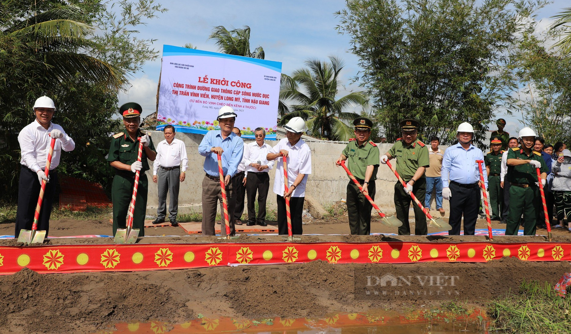 Thiếu tướng Đinh Văn Nơi, Giám đốc Công an Quảng Ninh vận động tặng đường nông thôn gần 10 tỷ đồng tại Hậu Giang - Ảnh 2.