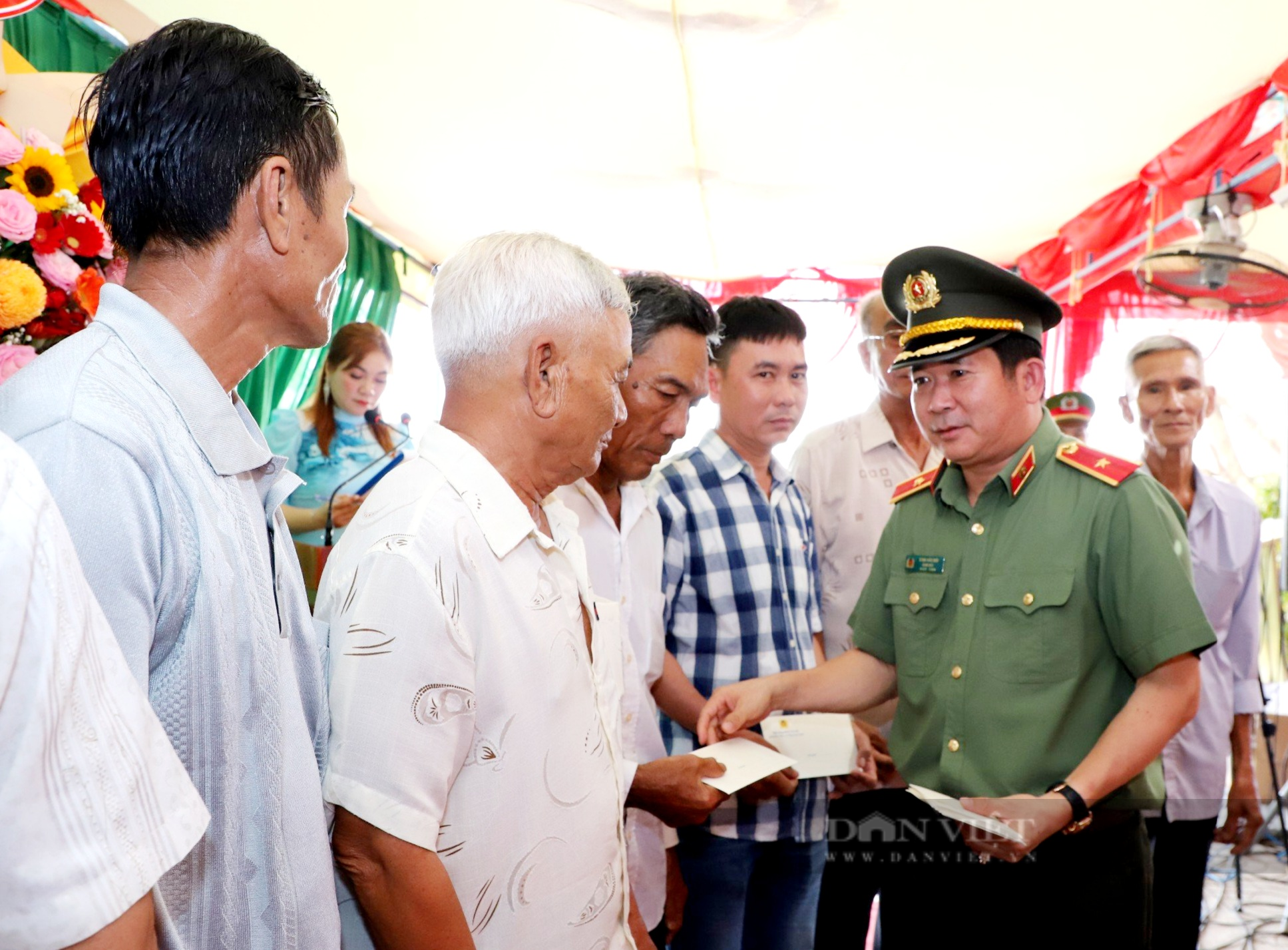Thiếu tướng Đinh Văn Nơi, Giám đốc Công an Quảng Ninh vận động tặng đường nông thôn gần 10 tỷ đồng tại Hậu Giang - Ảnh 3.