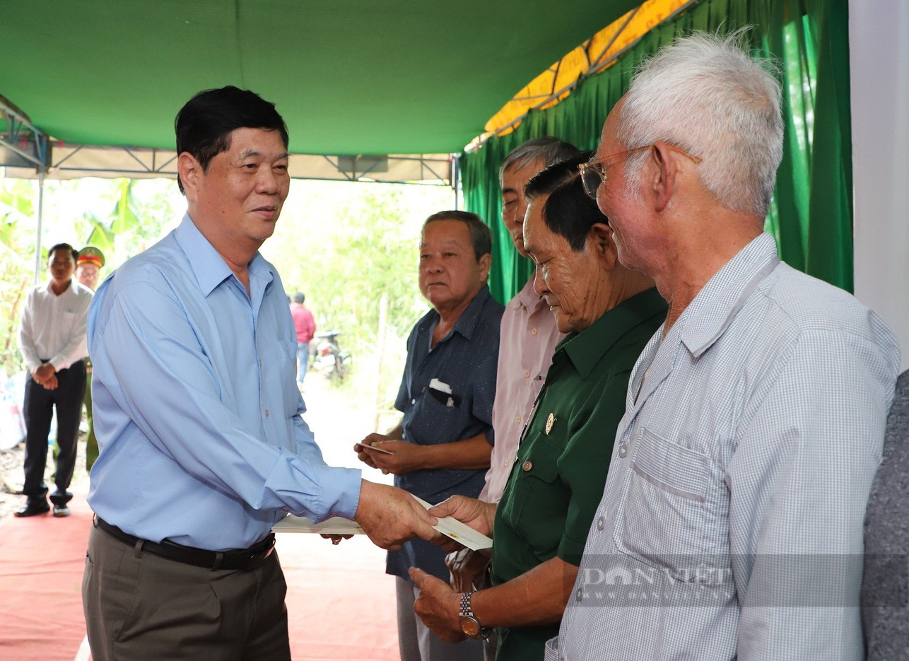 Thiếu tướng Đinh Văn Nơi, Giám đốc Công an Quảng Ninh vận động tặng đường nông thôn gần 10 tỷ đồng tại Hậu Giang - Ảnh 4.