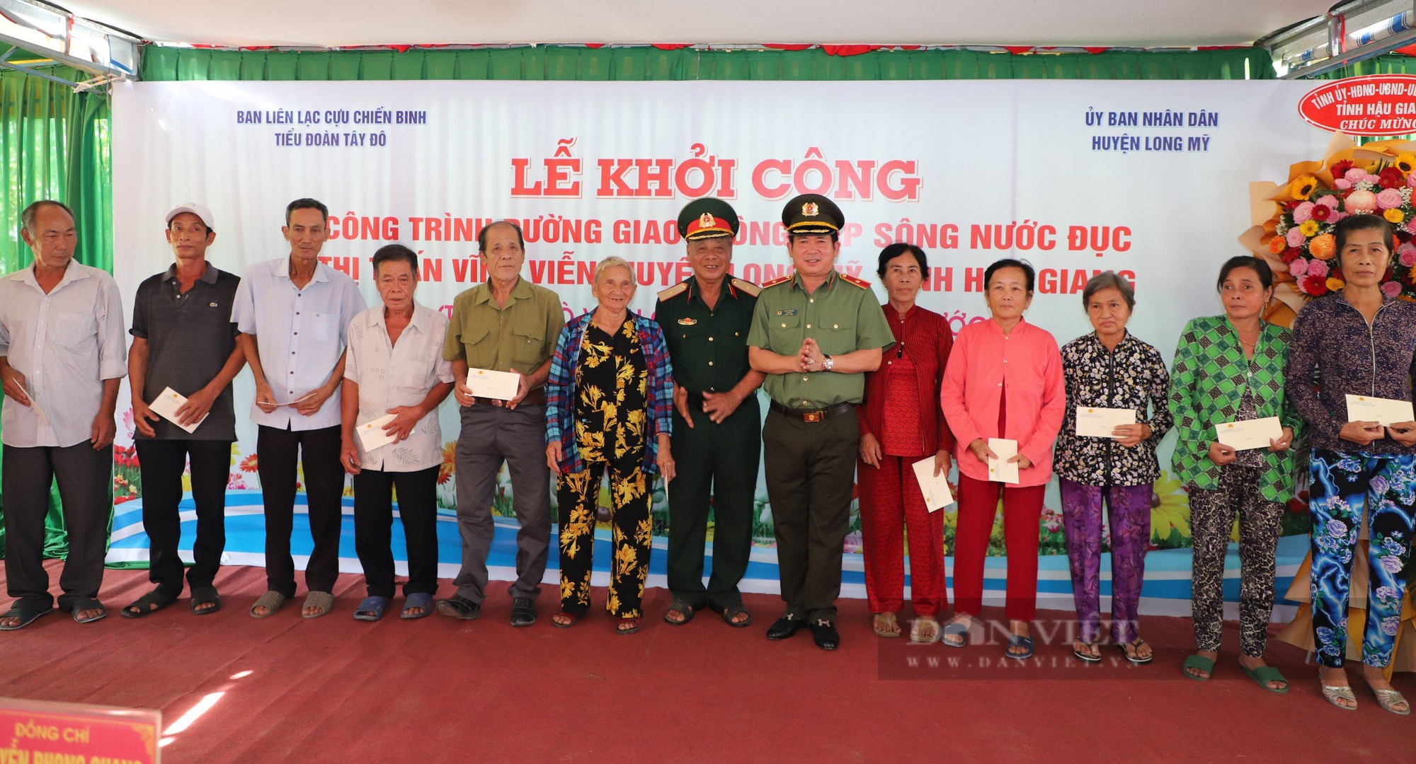 Thiếu tướng Đinh Văn Nơi, Giám đốc Công an Quảng Ninh vận động tặng đường nông thôn gần 10 tỷ đồng tại Hậu Giang - Ảnh 5.