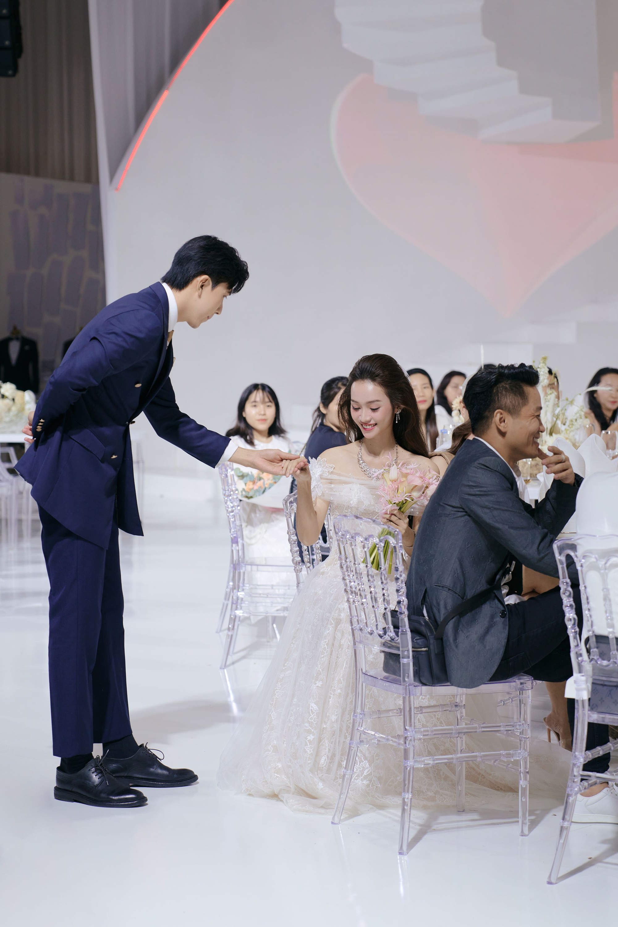Á hậu Hương Ly cùng dàn người đẹp lộng lẫy trên sàn diễn thời trang áo cưới - Ảnh 4.