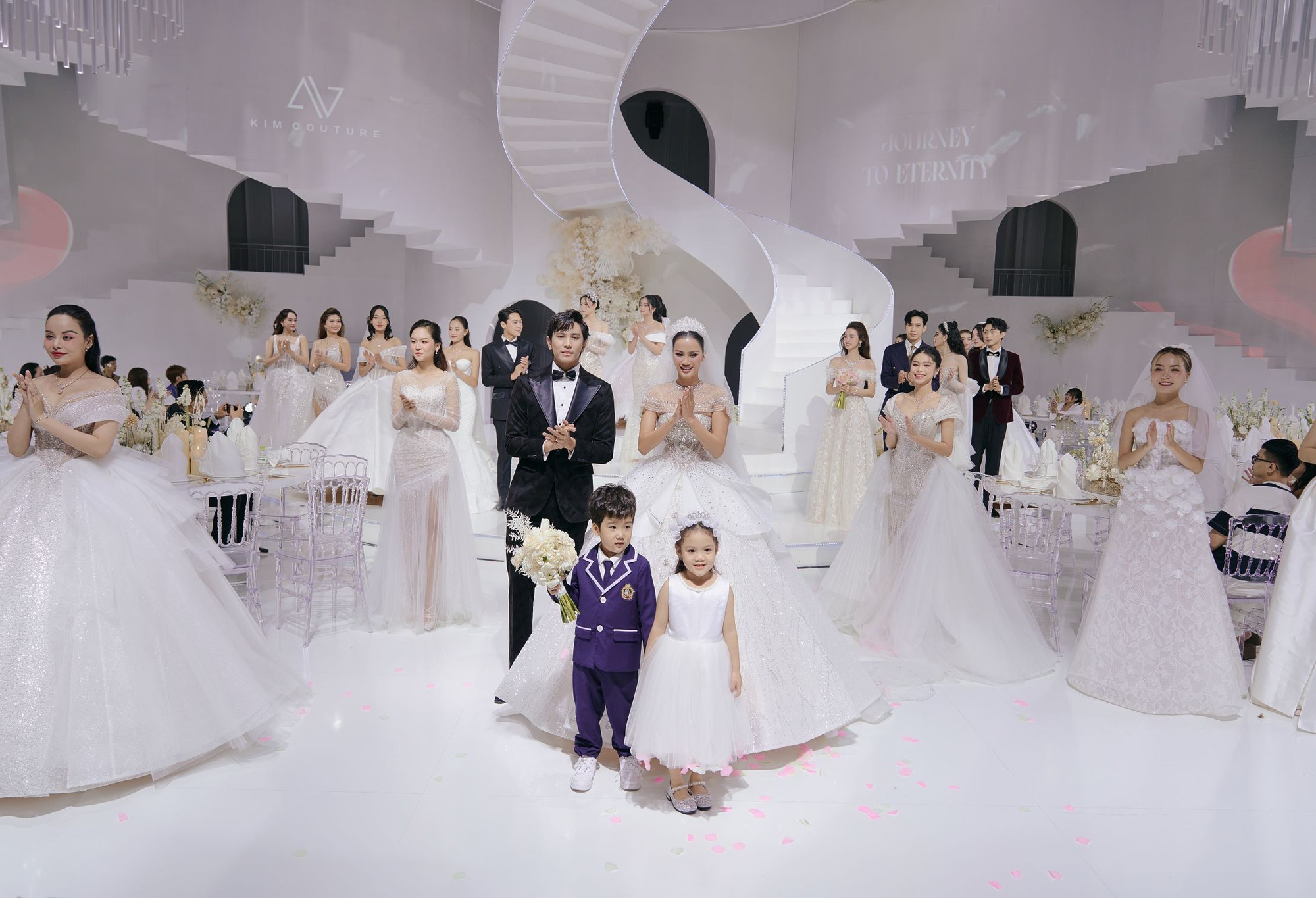 Á hậu Hương Ly cùng dàn người đẹp lộng lẫy trên sàn diễn thời trang áo cưới - Ảnh 3.