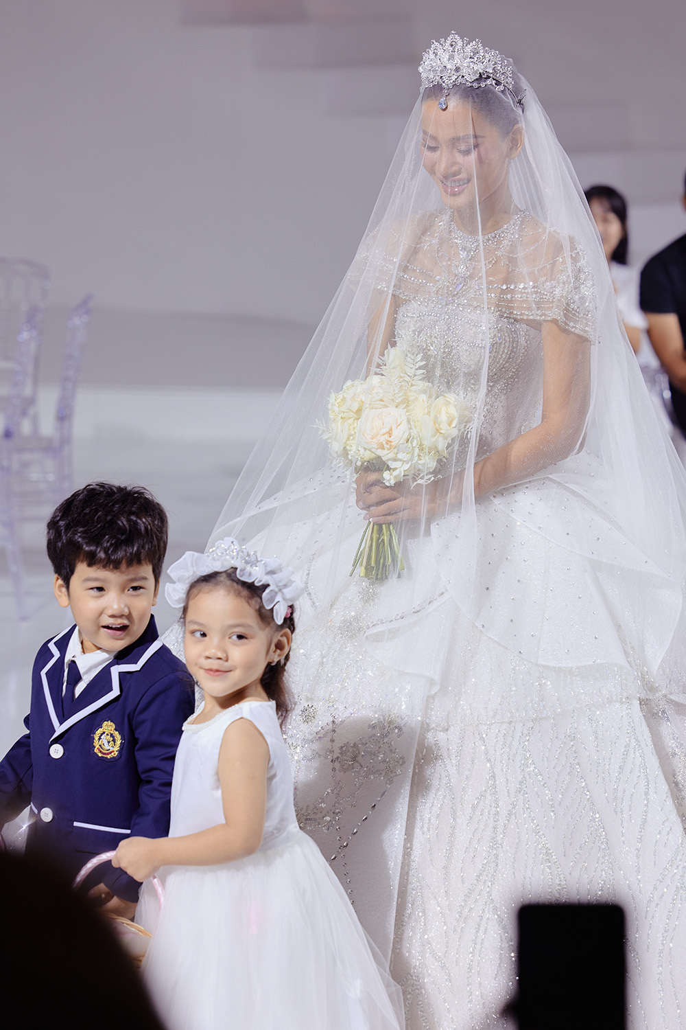 Á hậu Hương Ly cùng dàn người đẹp lộng lẫy trên sàn diễn thời trang áo cưới - Ảnh 2.