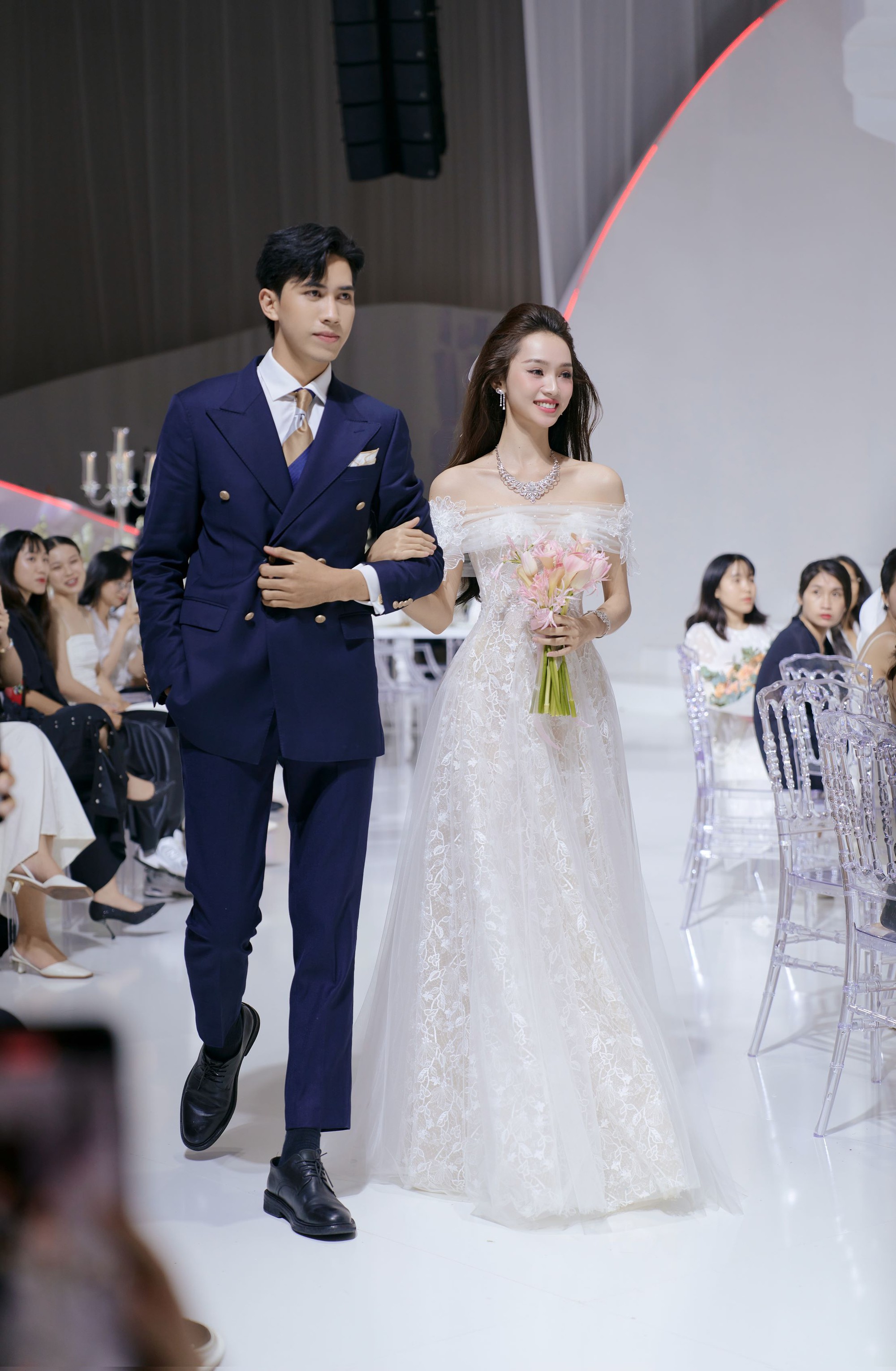 Á hậu Hương Ly cùng dàn người đẹp lộng lẫy trên sàn diễn thời trang áo cưới - Ảnh 5.