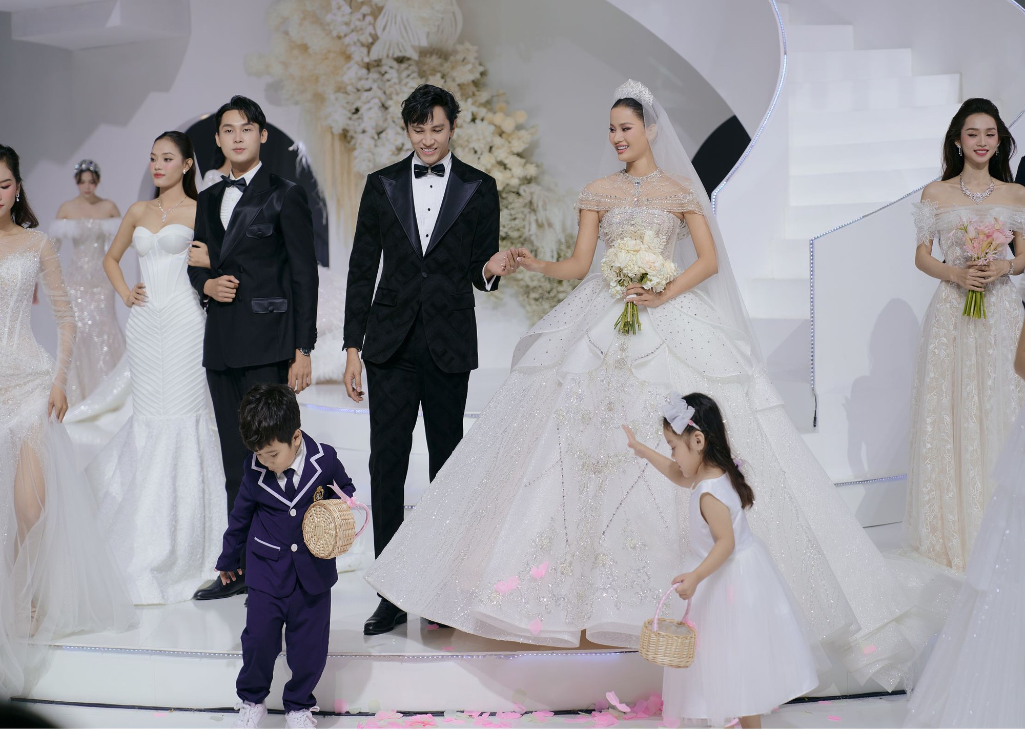 Á hậu Hương Ly cùng dàn người đẹp lộng lẫy trên sàn diễn thời trang áo cưới - Ảnh 7.