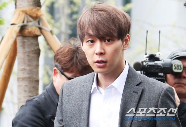 Vì bạn gái đại gia, Park Yoo Chun &quot;làm phản&quot; công ty quản lý? - Ảnh 2.