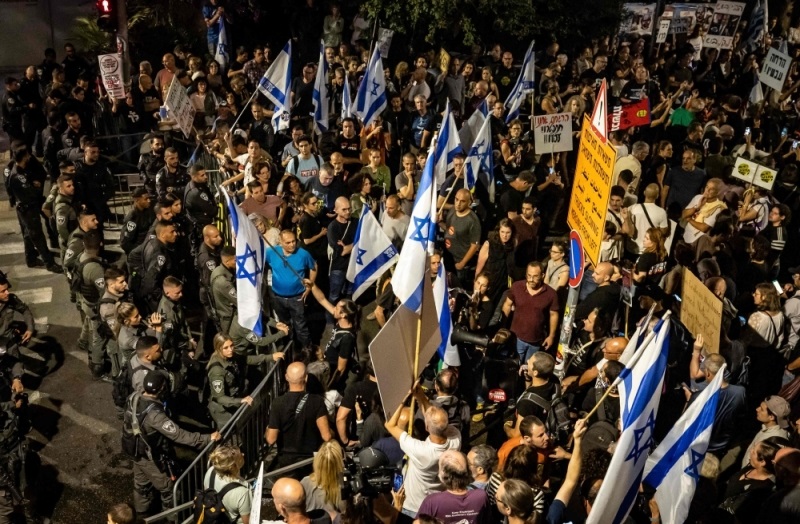 Nhiều người Israel 'phẫn nộ' yêu cầu Thủ tướng Netanyahu từ chức, Hamas tuyên bố 'sốc' về số phận con tin - Ảnh 1.