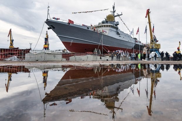 Ukraine tấn công Crimea, bắn trúng tàu tên lửa mới cóng của Nga, Hạm đội Biển Đen 'chịu tổn thất chưa từng có' - Ảnh 1.