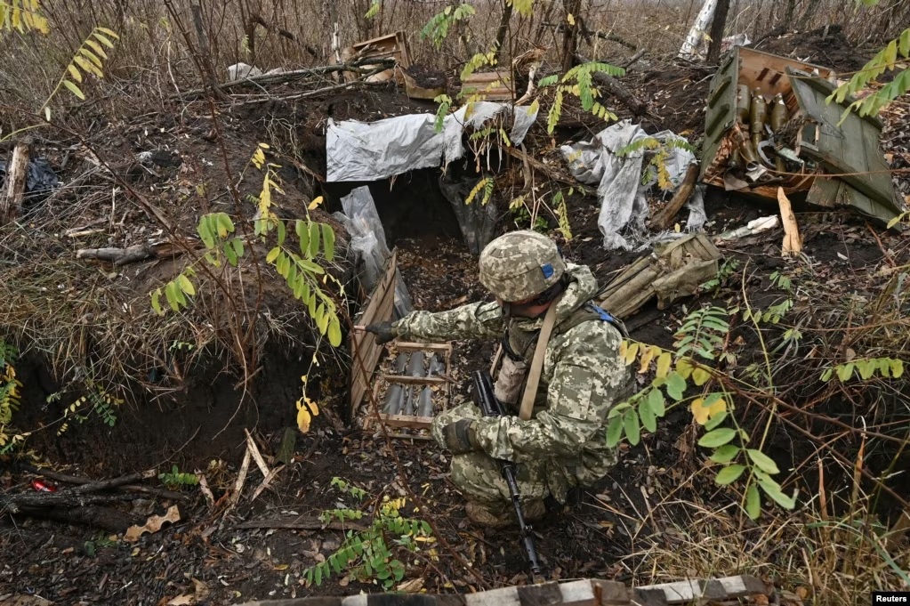 Ảnh: 'Đột nhập' vào trong chiến hào Nga ở Zaporizhzhya, lính Ukraine 'choáng váng' - Ảnh 4.