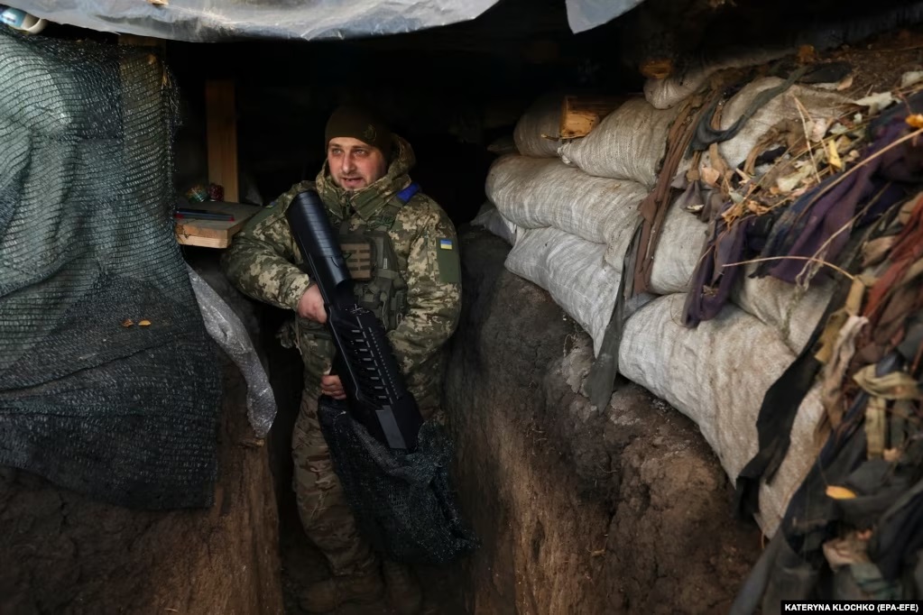 Ảnh: 'Đột nhập' vào trong chiến hào Nga ở Zaporizhzhya, lính Ukraine 'choáng váng' - Ảnh 5.