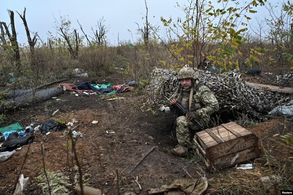 Ảnh: 'Đột nhập' vào trong chiến hào Nga ở Zaporizhzhya, lính Ukraine 'choáng váng' - Ảnh 7.