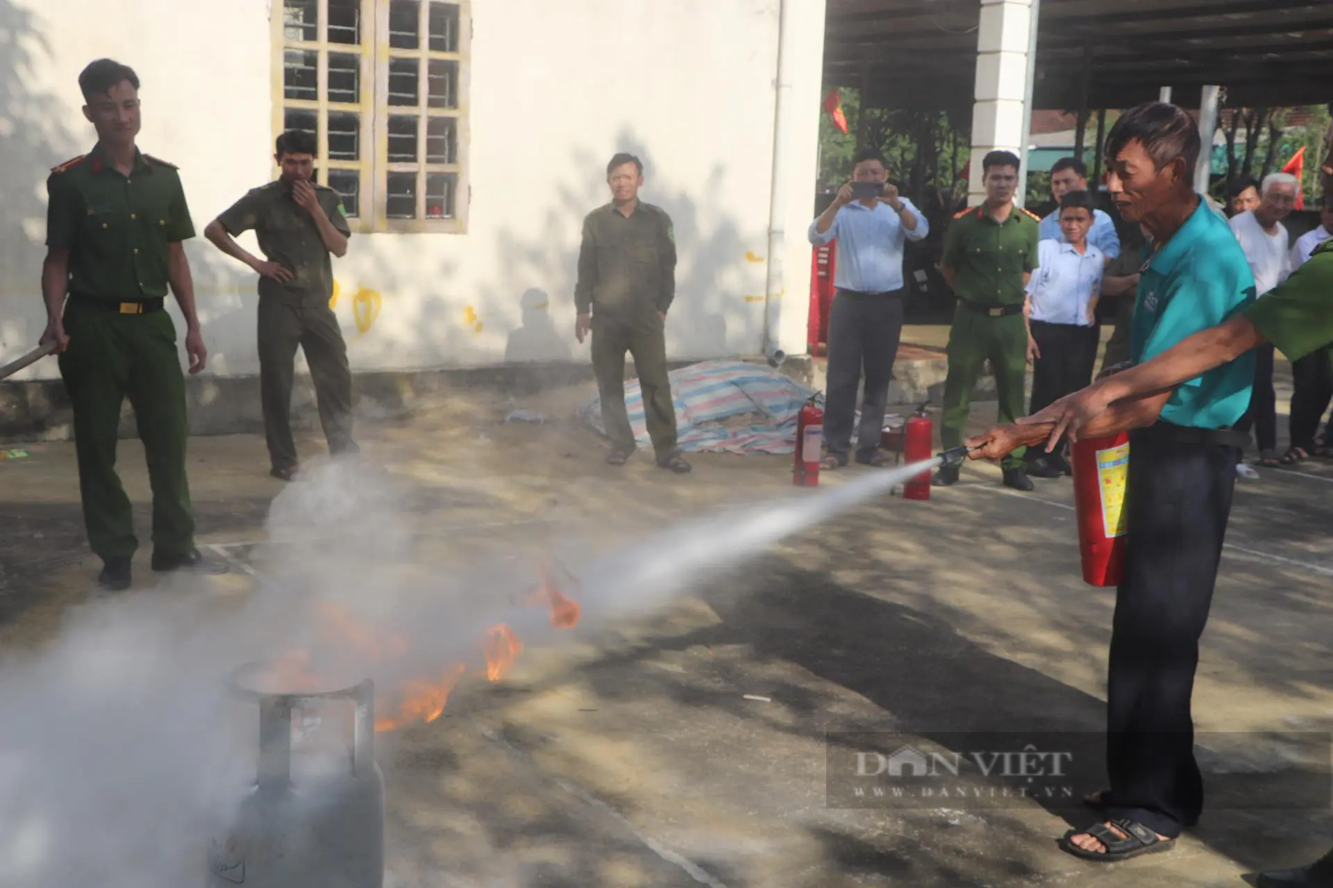 Hà Tĩnh: Nhiều địa phương thực hiện thành công mô hình “Nhà tôi có bình chữa cháy” - Ảnh 8.