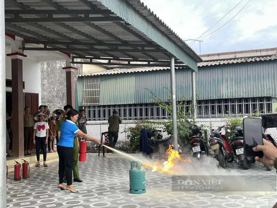 Hà Tĩnh: Nhiều địa phương thực hiện thành công mô hình “Nhà tôi có bình chữa cháy” - Ảnh 11.