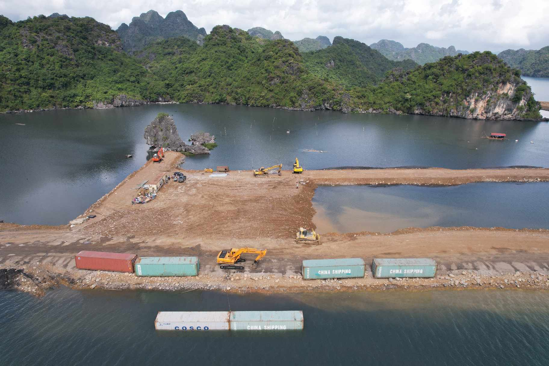 Chủ tịch UBND tỉnh Quảng Ninh chỉ đạo kiểm tra dự án quây núi đá vịnh Hạ Long làm &quot;hòn non bộ&quot; - Ảnh 2.