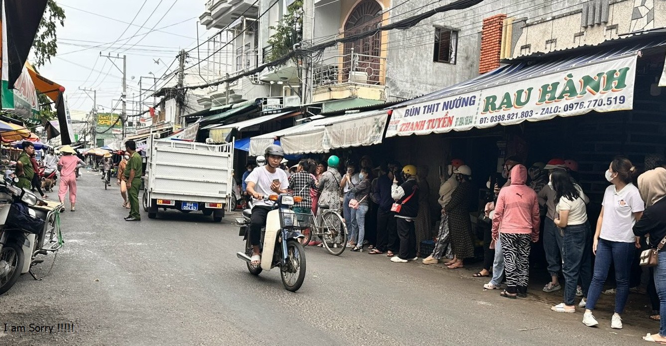 Công an giải tán nhóm người rải muối, gạo và thắp nhang trước cửa hàng của chủ hụi để đòi tiền - Ảnh 1.