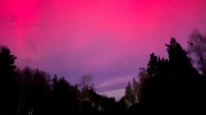 Ánh sáng kỳ lạ xuất hiện đồng loạt trên bầu trời Ukraine gây sửng sốt - Ảnh 1.