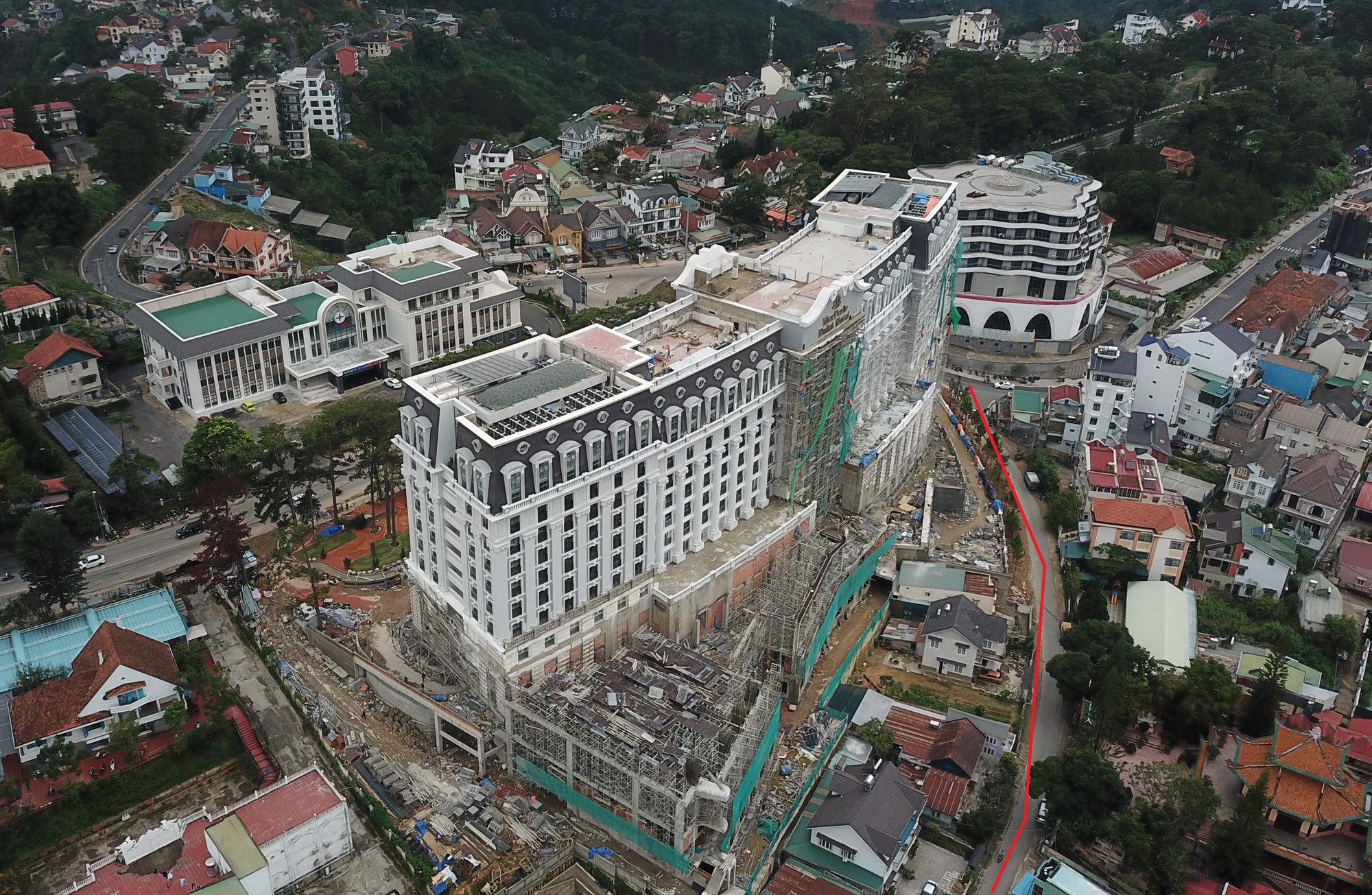 Khách sạn lớn nhất TP. Đà Lạt bị từ chối đấu nối giao thông vào đường Phạm Hồng Thái - Ảnh 2.