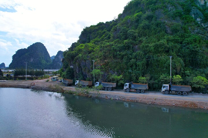 Quảng Ninh: Tiếp tục phát hiện vi phạm trong thi công dự án &quot;đổ đất quây núi&quot; trên vịnh Hạ Long làm Khu đô thị - Ảnh 1.