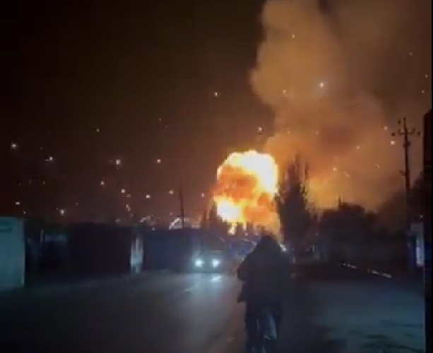 Nổ lớn, biển lửa nhấn chìm kho đạn của Nga tại ngôi làng chiến lược ở Ukraine - Ảnh 1.