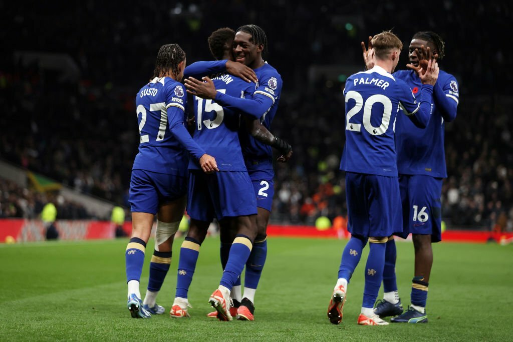 Ngược dòng đại thắng 9 người của Tottenham, Chelsea cân bằng kỳ tích của M.U - Ảnh 1.