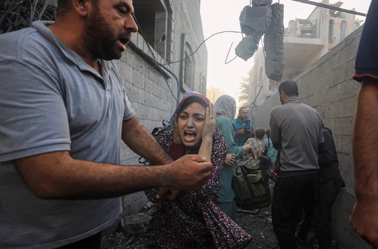 Cuộc tháo chạy trong sợ hãi của người dân trại tị nạn Gaza dưới hỏa lực Israel - Ảnh 1.