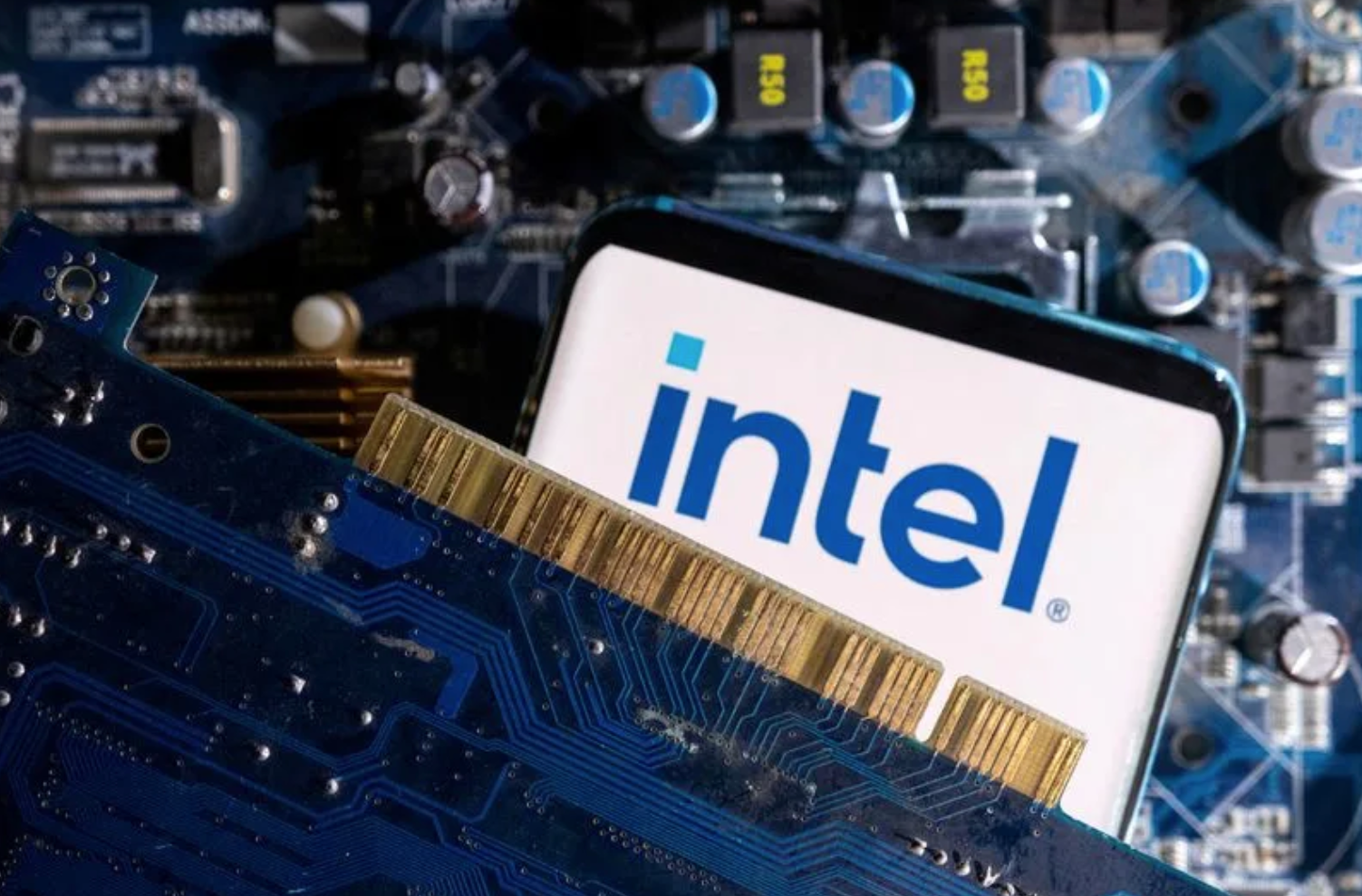 Reuters: Việt Nam thiếu điện, Intel hủy dự định mở rộng đầu tư - Ảnh 1.