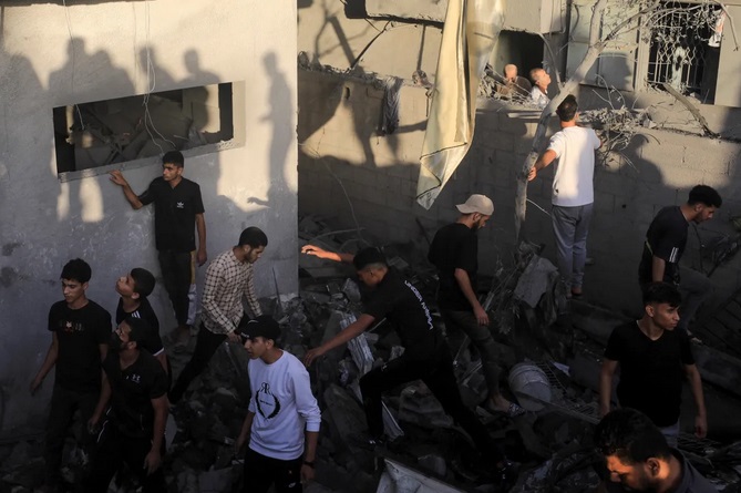 Cuộc tháo chạy trong sợ hãi của người dân trại tị nạn Gaza dưới hỏa lực Israel - Ảnh 10.