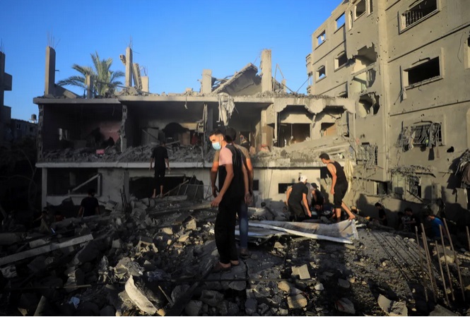 Cuộc tháo chạy trong sợ hãi của người dân trại tị nạn Gaza dưới hỏa lực Israel - Ảnh 11.