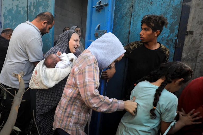 Cuộc tháo chạy trong sợ hãi của người dân trại tị nạn Gaza dưới hỏa lực Israel - Ảnh 2.