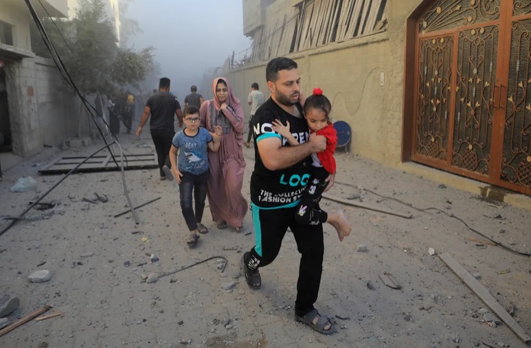 Cuộc tháo chạy trong sợ hãi của người dân trại tị nạn Gaza dưới hỏa lực Israel - Ảnh 3.