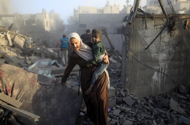 Cuộc tháo chạy trong sợ hãi của người dân trại tị nạn Gaza dưới hỏa lực Israel - Ảnh 6.