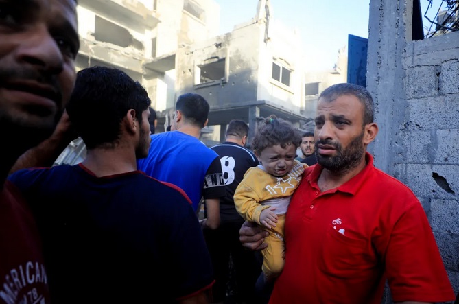 Cuộc tháo chạy trong sợ hãi của người dân trại tị nạn Gaza dưới hỏa lực Israel - Ảnh 7.