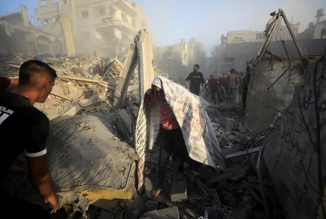 Cuộc tháo chạy trong sợ hãi của người dân trại tị nạn Gaza dưới hỏa lực Israel - Ảnh 8.