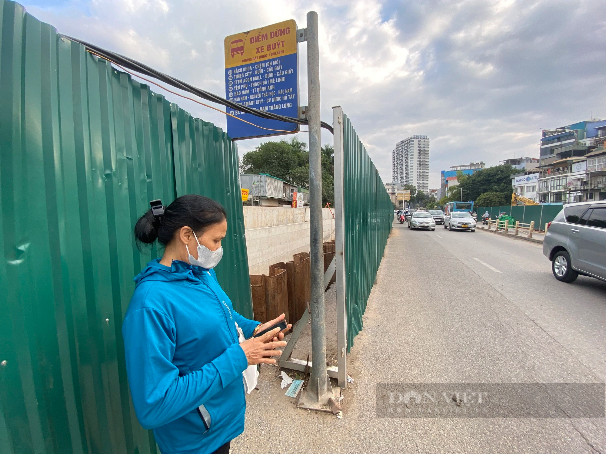 Hà Nội: Dự án chậm tiến độ khiến người dân phải đón xe buýt giữa đường - Ảnh 3.