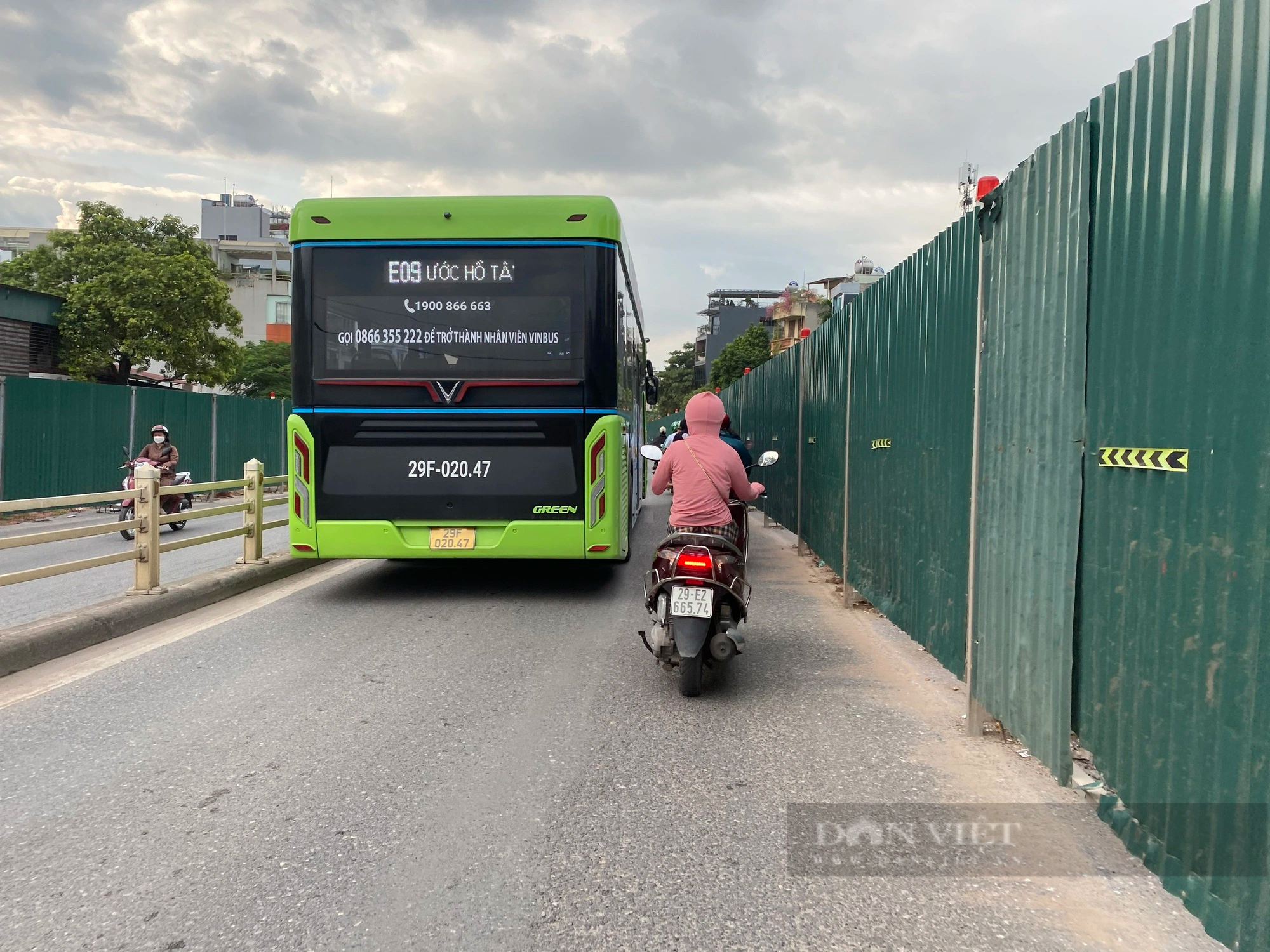 Hà Nội: Dự án chậm tiến độ khiến người dân phải đón xe buýt giữa đường - Ảnh 4.